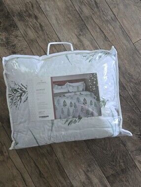 Living Quarters Holiday Edition Queen Snowday Coverlet Set